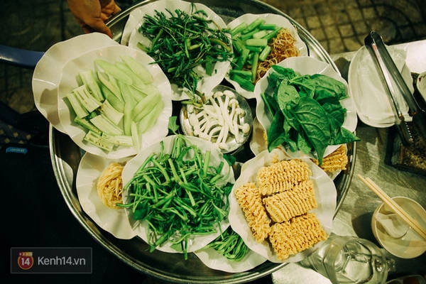 Mâm cuối cùng xanh mướt với hàng chục loại rau, nấm,... Mâm cuối cùng xanh mướt với hàng chục loại rau, nấm,...