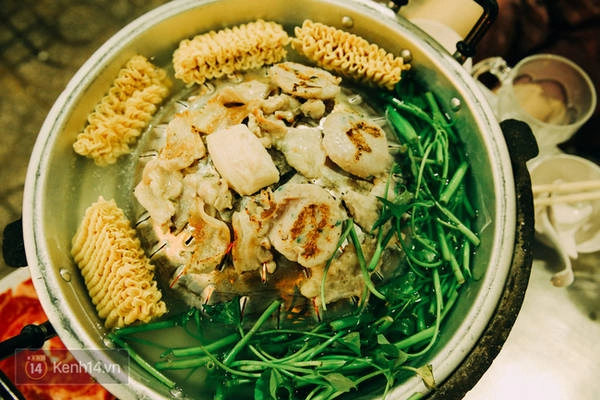 Trong lúc nướng, nhân viên sẽ giúp bạn chế biến món mì trộn và luôn cả lẩu. Trong lúc nướng, nhân viên sẽ giúp bạn chế biến món mì trộn và luôn cả lẩu.