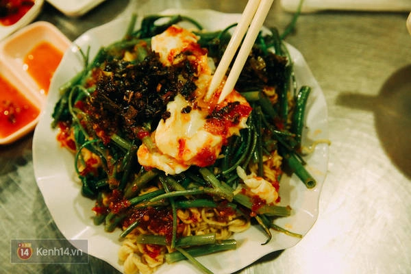 Món mì trộn với nước sốt cay đặc biệt của quán và ở trên là quả trứng gà lòng đào. Món mì trộn với nước sốt cay đặc biệt của quán và ở trên là quả trứng gà lòng đào.