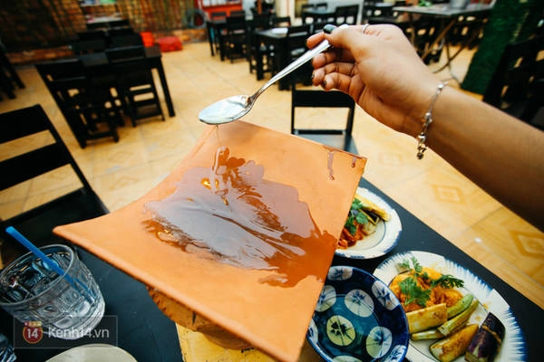 Tấm ngói này sẽ thay thế cho tấm vỉ nướng dễ bị cháy và ám mùi khi xưa nhé. Tấm ngói này sẽ thay thế cho tấm vỉ nướng dễ bị cháy và ám mùi khi xưa nhé.