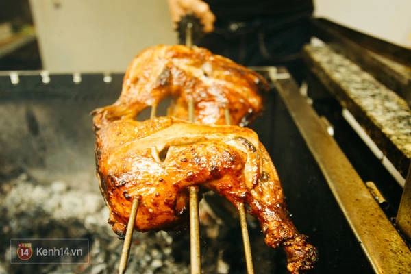 Ngay sau đó bạn có thể chọn cho mình bất kỳ một chiếc bàn và ngồi đó thưởng thức món ăn nóng hổi của mình. Ngay sau đó bạn có thể chọn cho mình bất kỳ một chiếc bàn và ngồi đó thưởng thức món ăn nóng hổi của mình.