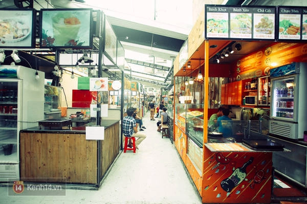 Nơi đây có rất nhiều hàng nướng và cũng có đủ các món ăn mặn ngọt, Tây, Ta. Nơi đây có rất nhiều hàng nướng và cũng có đủ các món ăn mặn ngọt, Tây, Ta.
