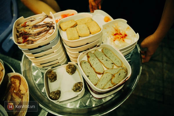 Một mâm toàn các món hải sản hoặc chả để các bạn lựa chọn. Một mâm toàn các món hải sản hoặc chả để các bạn lựa chọn.