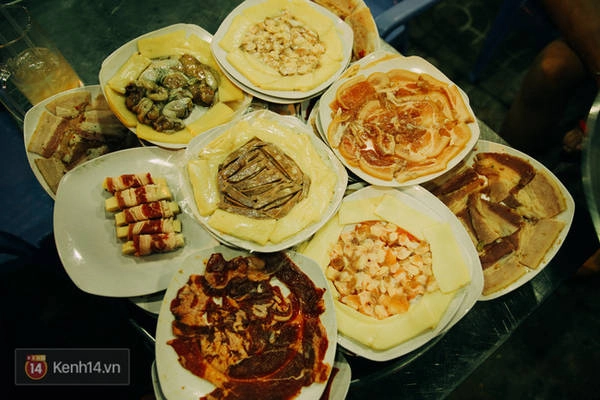 Đây là mâm với các loại thịt và hải sản để nướng. Đây là mâm với các loại thịt và hải sản để nướng.