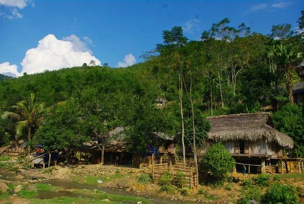 Người Thái có tục làm nhà sàn quần cư bên sông suối từ bao đời nay. Và dọc theo sông Mã anh hùng phía Tây tỉnh Thanh Hóa, người Thái tập trung nhiều nhất ở các huyện Quan Hóa, Thường Xuân, Bá Thước, Quan Sơn, Mường Lát... Người Thái có tục làm nhà sàn quần cư bên sông suối từ bao đời nay. Và dọc theo sông Mã anh hùng phía Tây tỉnh Thanh Hóa, người Thái tập trung nhiều nhất ở các huyện Quan Hóa, Thường Xuân, Bá Thước, Quan Sơn, Mường Lát...
