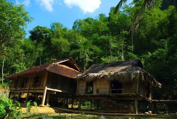 Trong sinh hoạt của đồng bào Thái bản Bàng, ngôi nhà sàn là một phần rất quan trọng của cuộc sống. Ngoài việc giữ vai trò che chở, nghỉ ngơi của người dân, nó còn mang rất nhiều giá trị văn hóa riêng độc đáo. Điển hình là phong tục "ngủ thăm" rất nổi tiếng, một nét đẹp tiêu biểu của dân tộc Thái hàng trăm năm qua. Trong sinh hoạt của đồng bào Thái bản Bàng, ngôi nhà sàn là một phần rất quan trọng của cuộc sống. Ngoài việc giữ vai trò che chở, nghỉ ngơi của người dân, nó còn mang rất nhiều giá trị văn hóa riêng độc đáo. Điển hình là phong tục "ngủ thăm" rất nổi tiếng, một nét đẹp tiêu biểu của dân tộc Thái hàng trăm năm qua.
