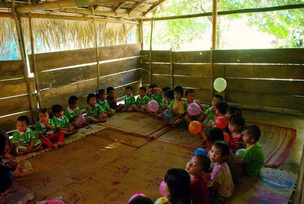Trong một lớp học được lắp ghép tạm bằng gỗ, tre, nứa của trẻ em bản Bàng. Cuộc sống của đồng bào Thái đen ở đây vẫn còn nhiều khó khăn, tuy vậy thời gian gần đây bản Bàng cùng huyện Quan Sơn đã được quan tâm đầu tư nhiều, và đường sá đi lại đã được cải thiện tốt hơn trước. Trong một lớp học được lắp ghép tạm bằng gỗ, tre, nứa của trẻ em bản Bàng. Cuộc sống của đồng bào Thái đen ở đây vẫn còn nhiều khó khăn, tuy vậy thời gian gần đây bản Bàng cùng huyện Quan Sơn đã được quan tâm đầu tư nhiều, và đường sá đi lại đã được cải thiện tốt hơn trước.