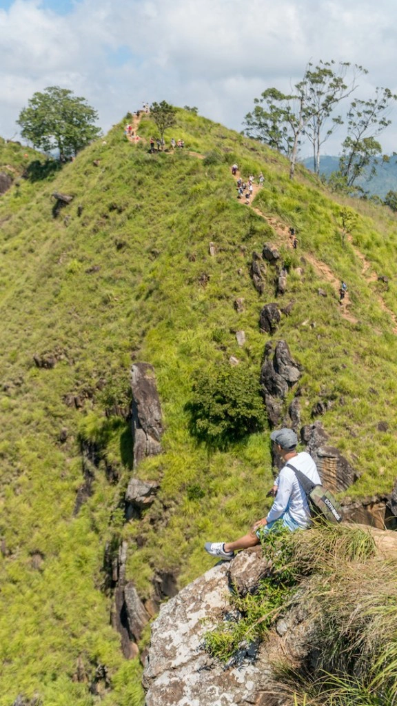 Sống lưng khủng long ở Little Adam's Peak.