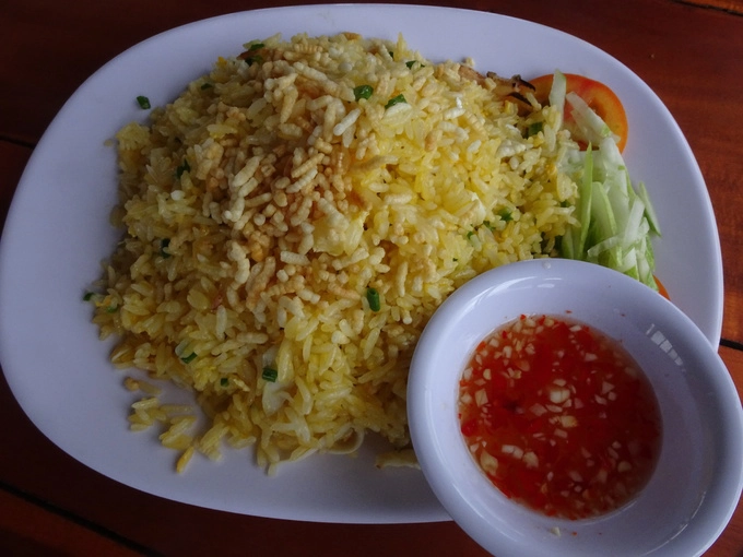 Ngoài những loài đặc sản biển tươi sống như ở các vùng biển khác, làng chài Rạch Vẹm nổi tiếng với món cơm rang ghẹ. Thịt ghẹ tươi được rang cùng cơm thật khô, cháy cạnh, có vị béo bùi. Ăn kèm với món này là nước chấm tỏi ớt chua cay. Một suất giá 150.000 đồng và đủ cho hai người ăn. Ngoài những loài đặc sản biển tươi sống như ở các vùng biển khác, làng chài Rạch Vẹm nổi tiếng với món cơm rang ghẹ. Thịt ghẹ tươi được rang cùng cơm thật khô, cháy cạnh, có vị béo bùi. Ăn kèm với món này là nước chấm tỏi ớt chua cay. Một suất giá 150.000 đồng và đủ cho hai người ăn.