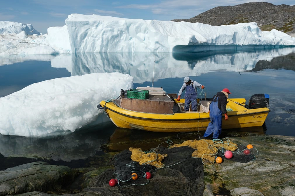 Người ngư dân Inuit chuẩn bị giăng lưới đánh cá giữa những tảng băng trôi ở vịnh Ilulissat (Greenland). Điều kiện thời tiết ấm áp bất thường khiến công việc của họ thuận lợi hơn. Ảnh: Sean Gallup/Getty Images.