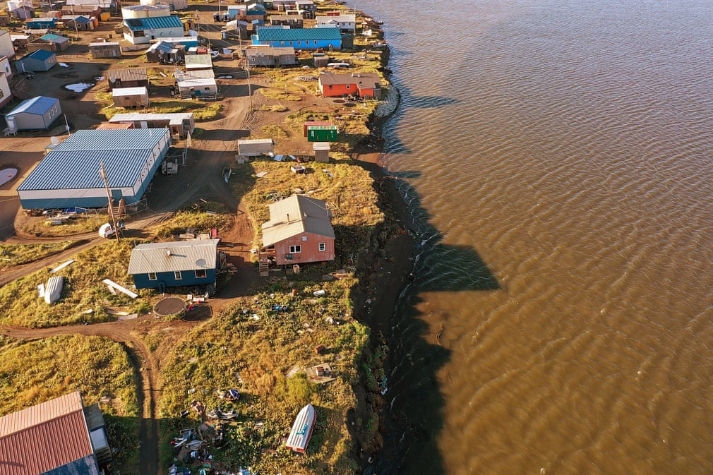 Góc máy trên cao cho thấy những căn nhà ở Kivalina, Alaska (Mỹ) đã ở sát khu đầm nước. Nếu nước tiếp tục dâng cao, cuộc sống của họ sẽ gặp nhiều nguy hiểm. Tuy nhiên, cư dân Kivalina không muốn tìm một nơi định cư mới. Chính quyền cho biết người dân sẽ tiếp tục sống và thích nghi với điều kiện thời tiết thay đổi ở Kivalina. Ảnh: Joe Raedle/Getty Images.