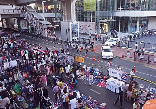 Con đường phía trước Siam Paragon trở nên đông vui, nhộn nhịp hơn.