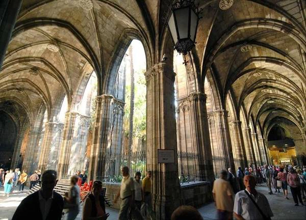 10. Barcelona: Dù Tây Ban Nha bị ảnh hưởng sau suy thoái kinh tế, song Barcelona vẫn là địa danh hút khách, đặc biệt du khách đến từ Bắc Âu, London, Paris, Amsterdam, Frankfurt và Munich. Ảnh: Albert Heras/Newscom. 10. Barcelona: Dù Tây Ban Nha bị ảnh hưởng sau suy thoái kinh tế, song Barcelona vẫn là địa danh hút khách, đặc biệt du khách đến từ Bắc Âu, London, Paris, Amsterdam, Frankfurt và Munich. Ảnh: Albert Heras/Newscom.