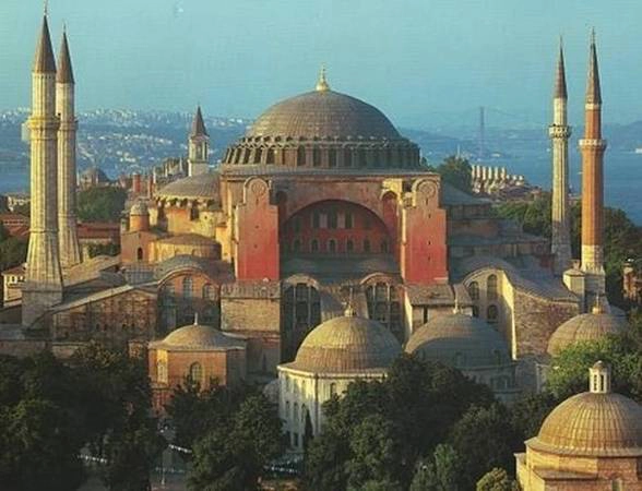6. Istanbul: Istanbul lọt vào top 10 do đây là thành phố lớn nhất của Thổ Nhĩ Kỳ, là cầu nối giữa châu Âu và châu Á. Nếu Istanbul tiếp tục phát triển du lịch hàng không như hiện tại, thành phố sẽ lọt vào top 5 trong năm nay. Ảnh: Quora. 6. Istanbul: Istanbul lọt vào top 10 do đây là thành phố lớn nhất của Thổ Nhĩ Kỳ, là cầu nối giữa châu Âu và châu Á. Nếu Istanbul tiếp tục phát triển du lịch hàng không như hiện tại, thành phố sẽ lọt vào top 5 trong năm nay. Ảnh: Quora.
