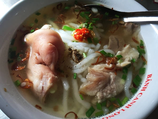 Du khách từng nhiều lần đến tỉnh Bà Rịa - Vũng Tàu ắt không còn xa lạ với quán bánh canh Long Hương nằm ngay trước cổng chào thành phố Bà Rịa. Không chỉ là địa chỉ ăn uống, quán bánh canh còn được xem như một điểm đến không thể bỏ qua khi ghé thành phố biển. Du khách từng nhiều lần đến tỉnh Bà Rịa - Vũng Tàu ắt không còn xa lạ với quán bánh canh Long Hương nằm ngay trước cổng chào thành phố Bà Rịa. Không chỉ là địa chỉ ăn uống, quán bánh canh còn được xem như một điểm đến không thể bỏ qua khi ghé thành phố biển.