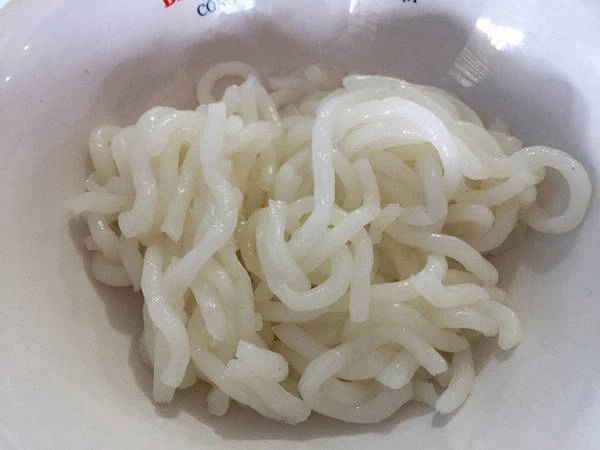 Bánh canh là món ăn không lạ với người dân miền Nam, nhưng tô bánh canh của quán khác ở chỗ, sợi bánh được làm từ bột lọc pha bột gạo. Sự kết hợp này tạo cảm giác khác biệt khi ăn trong miệng bởi sợi bánh vừa dai vừa mềm lại không có vị chua. Bánh canh là món ăn không lạ với người dân miền Nam, nhưng tô bánh canh của quán khác ở chỗ, sợi bánh được làm từ bột lọc pha bột gạo. Sự kết hợp này tạo cảm giác khác biệt khi ăn trong miệng bởi sợi bánh vừa dai vừa mềm lại không có vị chua.