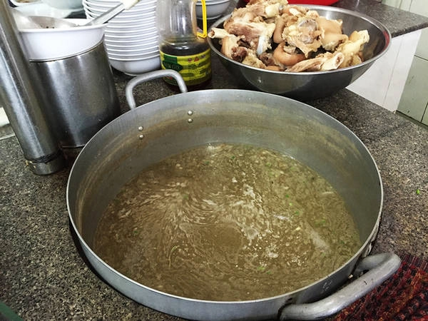 Bí quyết có lẽ nằm ở nồi nước lèo. Để có được vị ngọt tự nhiên, người nấu đã hầm xương ống và các loại hải sản. Lợi thế của quán còn ở chỗ, mỗi ngày bán được cho rất nhiều đoàn khách nên chỉ cần dùng nước luộc thịt và luộc giò cũng đã đủ ngọt đến mức không cần dùng thêm nhiều gia vị. Bí quyết có lẽ nằm ở nồi nước lèo. Để có được vị ngọt tự nhiên, người nấu đã hầm xương ống và các loại hải sản. Lợi thế của quán còn ở chỗ, mỗi ngày bán được cho rất nhiều đoàn khách nên chỉ cần dùng nước luộc thịt và luộc giò cũng đã đủ ngọt đến mức không cần dùng thêm nhiều gia vị.