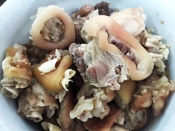 Có nhiều lựa chọn khác như tôm, thịt, nhưng khách đến quán phần lớn vẫn quen gọi bánh canh giò heo. Người không thích béo thì chọn giò gân, người muốn ăn no thì chọn giò nạc có kèm mỡ. Do cách nêm nếm khi luộc, giò ở đây hòa quyện với nước lèo chứ không nhạt như ở nhiều quán khác. Có nhiều lựa chọn khác như tôm, thịt, nhưng khách đến quán phần lớn vẫn quen gọi bánh canh giò heo. Người không thích béo thì chọn giò gân, người muốn ăn no thì chọn giò nạc có kèm mỡ. Do cách nêm nếm khi luộc, giò ở đây hòa quyện với nước lèo chứ không nhạt như ở nhiều quán khác.