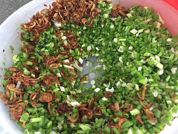 Hành lá xắt nhuyễn và hành phi là hai thứ nguyên liệu không thể thiếu giúp tô bánh canh tăng mùi vị. Hành lá xắt nhuyễn và hành phi là hai thứ nguyên liệu không thể thiếu giúp tô bánh canh tăng mùi vị.