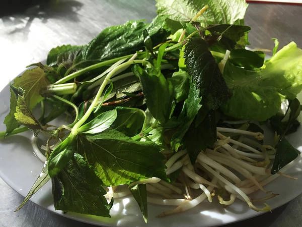 Cùng đó là đĩa rau thơm gồm tía tô, cải xà lách, rau răm, giá. Đĩa rau này giúp người ăn có cảm giác ngon miệng và không bị ngán. Cùng đó là đĩa rau thơm gồm tía tô, cải xà lách, rau răm, giá. Đĩa rau này giúp người ăn có cảm giác ngon miệng và không bị ngán.