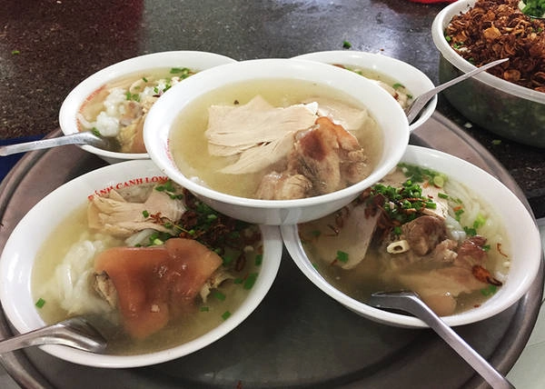 45.000 đồng một tô không phải là mức giá rẻ cho giới bình dân, tuy nhiên với khách du lịch thì số tiền này có thể chấp nhận được, nhất là khi nhìn thấy tô bánh canh với những miếng giò heo lớn. Theo kinh nghiệm của nhiều thực khách, phụ nữ chỉ nên gọi tô nhỏ, ít bánh và nên dặn kỹ loại giò heo ít thịt ít mỡ. 45.000 đồng một tô không phải là mức giá rẻ cho giới bình dân, tuy nhiên với khách du lịch thì số tiền này có thể chấp nhận được, nhất là khi nhìn thấy tô bánh canh với những miếng giò heo lớn. Theo kinh nghiệm của nhiều thực khách, phụ nữ chỉ nên gọi tô nhỏ, ít bánh và nên dặn kỹ loại giò heo ít thịt ít mỡ.