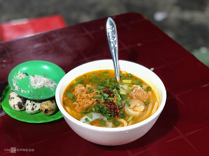 Tô bánh canh cua nóng hổi, ăn trong tiết trời của mùa hè xứ Huế sẽ toát hết mồ hôi mà vẫn níu chân biết bao du khách. Ảnh: Ngân Dương.