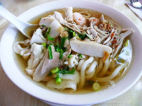 Giá cho mỗi tô bánh canh khoảng 40.000 đồng, bạn có thể ăn trên đường Bà Triệu, trước cổng chào thành phố Bà Rịa - Vũng Tàu... Ảnh: Cô Ba banh-canh-hu-tieu-dam-huong-vi-bien-vung-tau-ivivu-1
