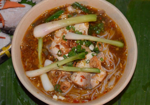 Bất kể sáng, trưa, chiều, tối bạn đều có thể lựa chọn bún súng làm món ăn chính để dùng bữa. Giá trung bình 30.000 đồng một tô. Ảnh: Saigonamthuc banh-canh-hu-tieu-dam-huong-vi-bien-vung-tau-ivivu-2
