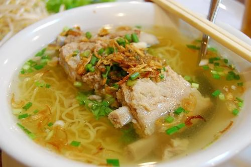 Bạn có thể ăn tại các quán bán hủ tiếu trên đường Trương Công Định, đường 30/4 Lý Tự Trọng… với giá từ 25.000 đồng một tô. Ảnh: Xzone.vn banh-canh-hu-tieu-dam-huong-vi-bien-vung-tau-ivivu-5