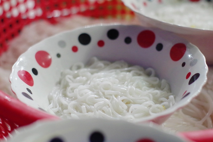 Bánh canh Vĩnh Trung (tên một xã ở huyện Tịnh Biên) có sợi dẹt nhỏ chứ không tròn to như ở nhiều vùng khác của Việt Nam. Nhìn qua, sợi bánh hơi giống sợi phở nhưng không dẹt phẳng mà đầy lẳn, trắng nõn, khi ăn có cảm giác trơn tuột và dai mềm, lạ miệng. Người dân vùng này kể lại, loại bánh canh này được một phụ nữ Khmer tên là Neang Oanh Na chế biến ra cách đây hàng chục năm, vì mê hương vị gạo Neang Nhen. Phiên bản đầu tiên là món bánh canh cá lóc đồng, sau này thêm thịt bò, gà, heo, tôm theo nhu cầu. Nước lèo được ninh chắt từ cá đồng, xương heo, xương gà và tôm nên ngọt thơm. Món ăn còn tận dụng nguồn thịt ngon và sạch ngay tại địa phương là thịt bò, gà, heo nuôi tự nhiên ở vùng Bảy Núi, cá, tôm đánh bắt từ nguồn nước sông Mekong. Về sau, nhiều người tại vùng đã học cách làm loại bánh đặc biệt này từ cô Neang Oanh Na và biến nó thành món ăn đặc trưng của vùng. Bánh canh Vĩnh Trung (tên một xã ở huyện Tịnh Biên) có sợi dẹt nhỏ chứ không tròn to như ở nhiều vùng khác của Việt Nam. Nhìn qua, sợi bánh hơi giống sợi phở nhưng không dẹt phẳng mà đầy lẳn, trắng nõn, khi ăn có cảm giác trơn tuột và dai mềm, lạ miệng. Người dân vùng này kể lại, loại bánh canh này được một phụ nữ Khmer tên là Neang Oanh Na chế biến ra cách đây hàng chục năm, vì mê hương vị gạo Neang Nhen. Phiên bản đầu tiên là món bánh canh cá lóc đồng, sau này thêm thịt bò, gà, heo, tôm theo nhu cầu. Nước lèo được ninh chắt từ cá đồng, xương heo, xương gà và tôm nên ngọt thơm. Món ăn còn tận dụng nguồn thịt ngon và sạch ngay tại địa phương là thịt bò, gà, heo nuôi tự nhiên ở vùng Bảy Núi, cá, tôm đánh bắt từ nguồn nước sông Mekong. Về sau, nhiều người tại vùng đã học cách làm loại bánh đặc biệt này từ cô Neang Oanh Na và biến nó thành món ăn đặc trưng của vùng.