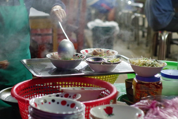 Sợi bánh được trụng chín để trong tô, chủ quán đặt nhân giò heo, bò viên, miếng cá lóc đều trên mặt bánh rồi rưới ngập nước lèo trong vắt, rắc thêm nhúm hành ngò phi thơm lừng. Khi ăn cần chế thêm một chén mắm nhỏ kèm ớt chưng để chấm phần nhân, làm tăng vị ngon tối đa cho tô bánh canh. Sợi bánh được trụng chín để trong tô, chủ quán đặt nhân giò heo, bò viên, miếng cá lóc đều trên mặt bánh rồi rưới ngập nước lèo trong vắt, rắc thêm nhúm hành ngò phi thơm lừng. Khi ăn cần chế thêm một chén mắm nhỏ kèm ớt chưng để chấm phần nhân, làm tăng vị ngon tối đa cho tô bánh canh.