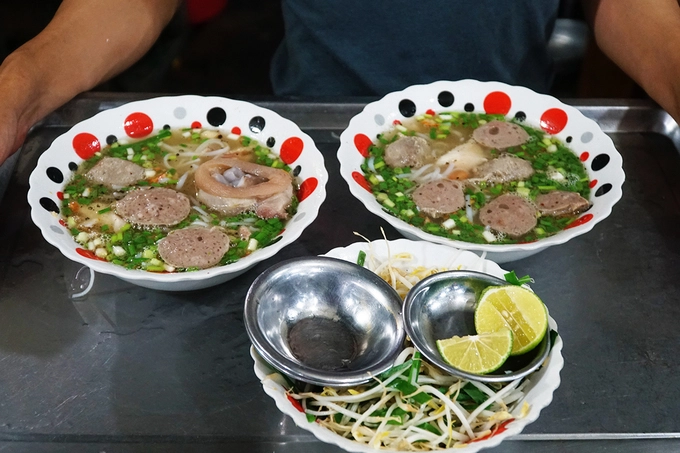 Thạch, con trai cô Mỹ Tiên hàng ngày phụ mẹ bán hàng, cho biết, gia đình không thuê nhân viên, chỉ có ba má làm đồ, em và các anh chị bưng phụ. "Hôm nào đông khách thì gia đình nhờ thêm các anh chị em họ giúp", Thạch nói. Thạch, con trai cô Mỹ Tiên hàng ngày phụ mẹ bán hàng, cho biết, gia đình không thuê nhân viên, chỉ có ba má làm đồ, em và các anh chị bưng phụ. "Hôm nào đông khách thì gia đình nhờ thêm các anh chị em họ giúp", Thạch nói.