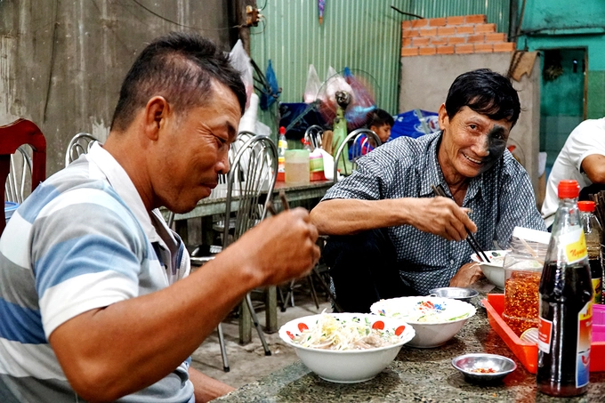 "Bánh canh ngon dễ ăn lắm. Tôi thường ăn sáng ở đây, rồi tối đi làm về lười nấu cũng lại ra làm thêm một tô chứ ít khi ăn thứ khác", anh Quang, sống gần quán chia sẻ "Bánh canh ngon dễ ăn lắm. Tôi thường ăn sáng ở đây, rồi tối đi làm về lười nấu cũng lại ra làm thêm một tô chứ ít khi ăn thứ khác", anh Quang, sống gần quán chia sẻ