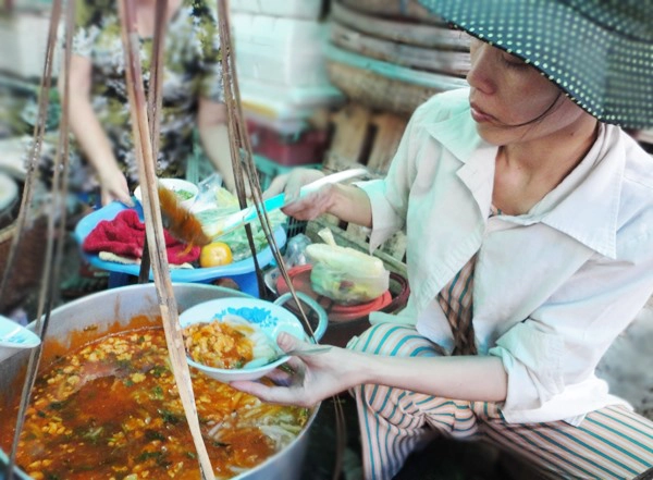 Những hàng quán bánh canh Nam Phổ khắp thành phố. Ảnh: Báo Lao động