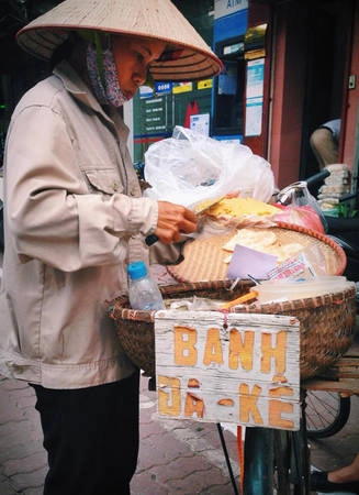 Chiếc xe đạp bán bánh đa kê rong ruổi qua khắp những con phố đã in sâu vào tiềm thức của nhiều thế hệ. Chiếc xe đạp bán bánh đa kê rong ruổi qua khắp những con phố đã in sâu vào tiềm thức của nhiều thế hệ.