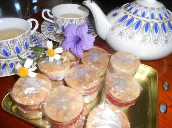 Những ngày tết, bánh đậu xanh luôn có mặt trong các gia đình tại Hội An. Những ngày tết, bánh đậu xanh luôn có mặt trong các gia đình tại Hội An.