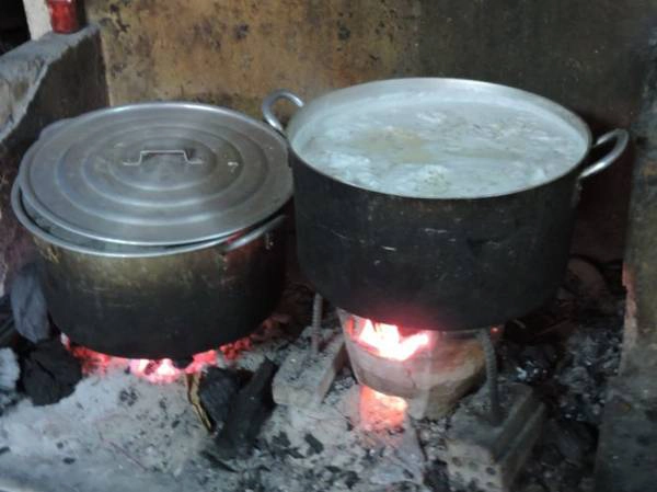 Cho đậu xanh vào nồi nấu chín thật mềm. Cho đậu xanh vào nồi nấu chín thật mềm.