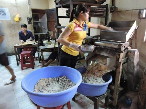 Đậu xanh nấu chín cho vào máy xay nhuyễn thành bột. Đậu xanh nấu chín cho vào máy xay nhuyễn thành bột.