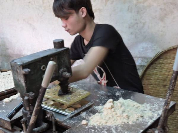 Bột được cho vào khuôn để in thành bánh. Bột được cho vào khuôn để in thành bánh.