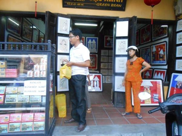 Du khách tìm mua để thưởng thức hoặc làm quà gửi cho người thân. Du khách tìm mua để thưởng thức hoặc làm quà gửi cho người thân.