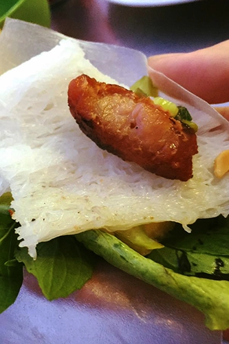 Thực khách nhớ cuốn kèm với rau để ăn đỡ ngán. Ảnh: Phương Phạm. Thực khách nhớ cuốn kèm với rau để ăn đỡ ngán. Ảnh: Phương Phạm.