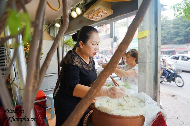 Cô Lan hàng ngày vẫn tự tay làm và bán bánh khúc.