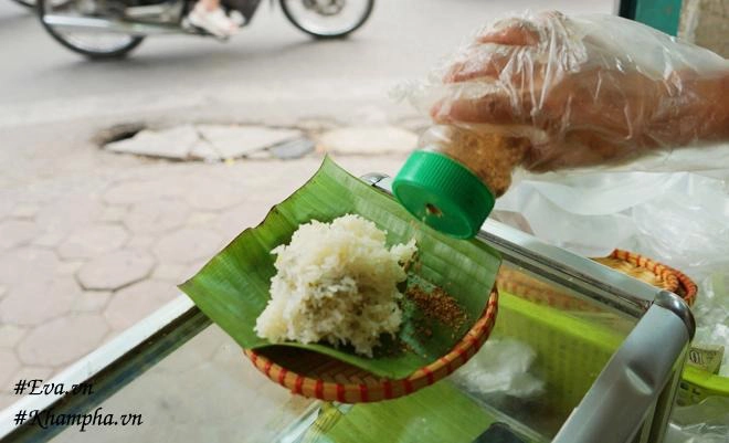 Bánh khúc rắc thêm muối vùng ăn rất đậm vị, thơm mùi bánh khúc và cả mùi vừng rang bùi bùi.