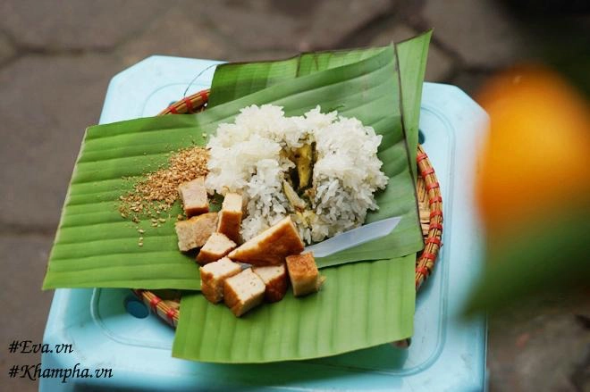 Bánh khúc có thể ăn thêm cả chả.