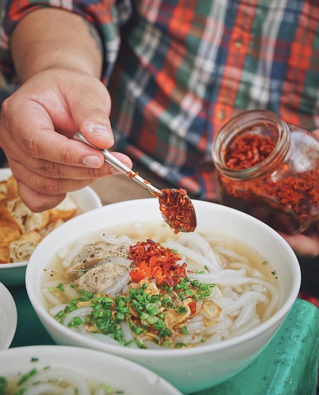 Các thành phần ăn kèm như chanh, ớt, nước chấm đều được bày biện gọn gàng và bắt mắt trên bàn. Mức giá mỗi tô chỉ từ 35.000 đồng, phù hợp cho bạn thỏa mãn chiếc bụng đói sau một ngày học tập, làm việc. Ảnh: Foodholicvn.