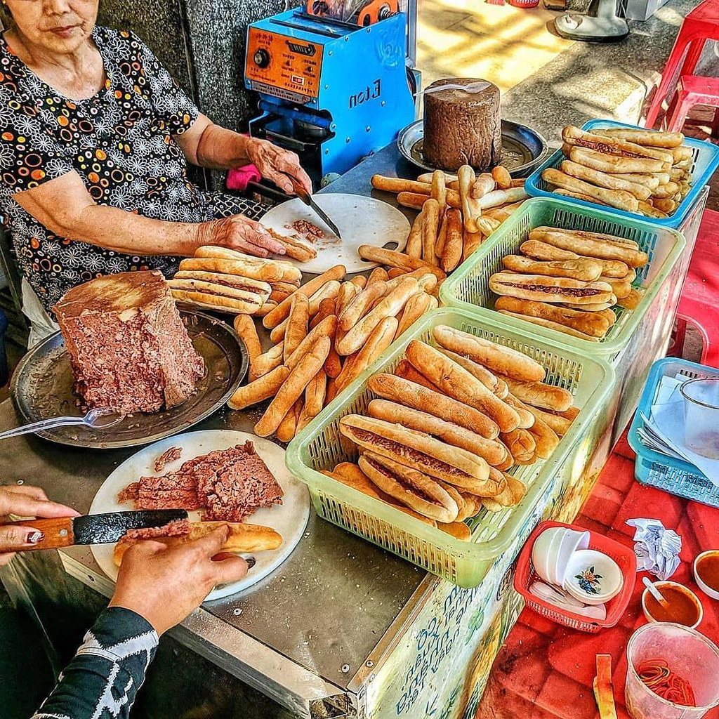 banh-mi-cay-thuc-qua-hut-khach-tai-hai-phong-ivivu-5