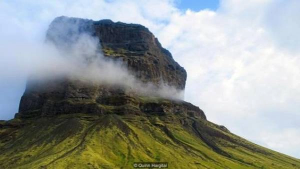 Đi qua Iceland du khách có thể thấy nhiều phong cảnh tự nhiên hùng vĩ như núi đá khổng lồ trồi lên cao, bao quanh là sương mù, các tảng băng trôi lặng trong một đầm nước xanh, suối nước nóng chảy qua những vết rạn đất đá. Để hiểu cách người Iceland sống ở nơi có địa hình phức tạp, du khách phải thử món bánh mì của họ. Đi qua Iceland du khách có thể thấy nhiều phong cảnh tự nhiên hùng vĩ như núi đá khổng lồ trồi lên cao, bao quanh là sương mù, các tảng băng trôi lặng trong một đầm nước xanh, suối nước nóng chảy qua những vết rạn đất đá. Để hiểu cách người Iceland sống ở nơi có địa hình phức tạp, du khách phải thử món bánh mì của họ.