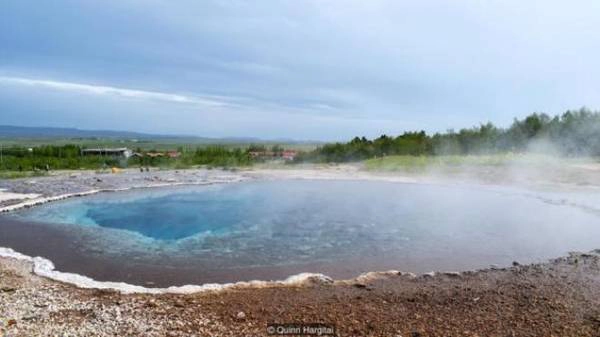 Lý do về sự hoạt động mạnh và tập trung của địa nhiệt ở Iceland là vị trí địa lý đặc biệt. Không chỉ nằm trên đỉnh sống núi giữa Đại Tây Dương (nằm giữa hai lục địa Mỹ - Âu), mà Iceland còn nằm ở nơi nóng nhất thế giới. Hai yếu tố đó kết hợp lại tạo điều kiện hoàn hảo cho hoạt động núi lửa và địa chất dồi dào ở Iceland. Lý do về sự hoạt động mạnh và tập trung của địa nhiệt ở Iceland là vị trí địa lý đặc biệt. Không chỉ nằm trên đỉnh sống núi giữa Đại Tây Dương (nằm giữa hai lục địa Mỹ - Âu), mà Iceland còn nằm ở nơi nóng nhất thế giới. Hai yếu tố đó kết hợp lại tạo điều kiện hoàn hảo cho hoạt động núi lửa và địa chất dồi dào ở Iceland.