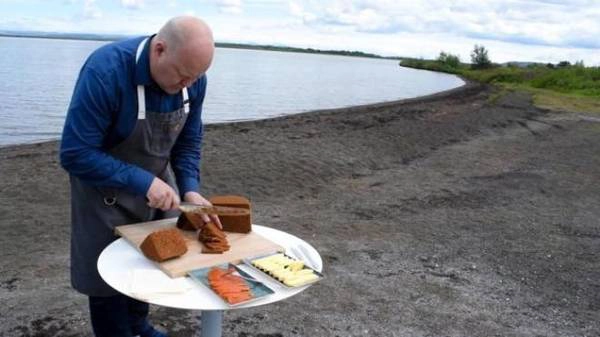 Với Hilmarsson, vẻ đẹp của tự nhiên Iceland còn giúp người dân học cách tôn trọng nguồn năng lượng và sử dụng nó thật cẩn thận, từ thế hệ này sang thế hệ khác. Tuy nhiên, câu hỏi đặt ra là còn ai như Hilmarsson và ông sẽ nướng bánh theo truyền thống bao lâu nữa? Khi được hỏi rằng có ý định thay đổi cách làm bánh không thì ông trả lời: "Rất khó để mô tả hương vị nhưng sức nóng từ đất và nước làm nên vị riêng cho bánh. Nướng bằng lò hiện đại không bao giờ tạo được chiếc bánh như vậy". Người Iceland thưởng thức bánh mì lúa mạch đen cùng với: bơ, mứt, giăm bông, pho mát, cá ngừ hay cá hồi hun khói… Với Hilmarsson, vẻ đẹp của tự nhiên Iceland còn giúp người dân học cách tôn trọng nguồn năng lượng và sử dụng nó thật cẩn thận, từ thế hệ này sang thế hệ khác. Tuy nhiên, câu hỏi đặt ra là còn ai như Hilmarsson và ông sẽ nướng bánh theo truyền thống bao lâu nữa? Khi được hỏi rằng có ý định thay đổi cách làm bánh không thì ông trả lời: "Rất khó để mô tả hương vị nhưng sức nóng từ đất và nước làm nên vị riêng cho bánh. Nướng bằng lò hiện đại không bao giờ tạo được chiếc bánh như vậy". Người Iceland thưởng thức bánh mì lúa mạch đen cùng với: bơ, mứt, giăm bông, pho mát, cá ngừ hay cá hồi hun khói…