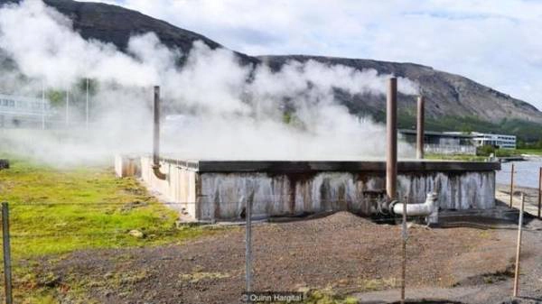 Người Iceland đã dùng các suối nước nóng vào rất nhiều việc khác nhau, điển hình là nấu ăn và giặt giũ. Nhưng theo thời gian, nguồn năng lượng này được sử dụng với nhiều tác dụng hiện đại hơn. Theo Cơ quan năng lượng quốc gia Iceland, năng lượng địa nhiệt chiếm 66% mức sử dụng năng lượng sơ cấp của đất nước, và tạo ra 25% sản lượng điện cả nước. Hầu như các hồ bơi, nhà kính của Iceland đều dùng làm nóng từ năng lượng địa nhiệt. Thay vì bỏ phí thì người dân đã xây các thị trấn, thành phố nằm cạnh đó để tận dụng năng lượng. Người Iceland đã dùng các suối nước nóng vào rất nhiều việc khác nhau, điển hình là nấu ăn và giặt giũ. Nhưng theo thời gian, nguồn năng lượng này được sử dụng với nhiều tác dụng hiện đại hơn. Theo Cơ quan năng lượng quốc gia Iceland, năng lượng địa nhiệt chiếm 66% mức sử dụng năng lượng sơ cấp của đất nước, và tạo ra 25% sản lượng điện cả nước. Hầu như các hồ bơi, nhà kính của Iceland đều dùng làm nóng từ năng lượng địa nhiệt. Thay vì bỏ phí thì người dân đã xây các thị trấn, thành phố nằm cạnh đó để tận dụng năng lượng.